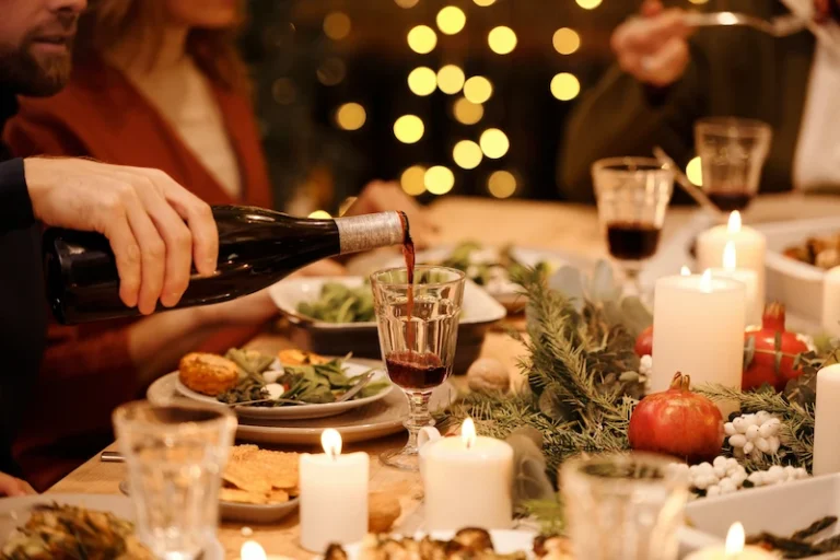 ceia de natal com família tóxica reunida