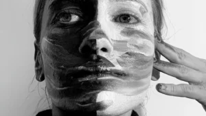 rosto pintado de preto e branco representando transtorno bipolar